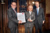 Preisträger Torsten und Dr.Dirk Hamann von der AKEMI GmbH mit Laudator Dr. Patrick Adenauer