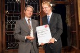 Preisträger Georg Huber von der Huber SE mit Laudator Dr. Patrick Adenauer